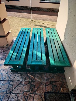 Free standing benches without backrests